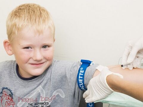 Το παιδί δίνει αίμα για ανάλυση σε περίπτωση υποψίας μόλυνσης από παράσιτα